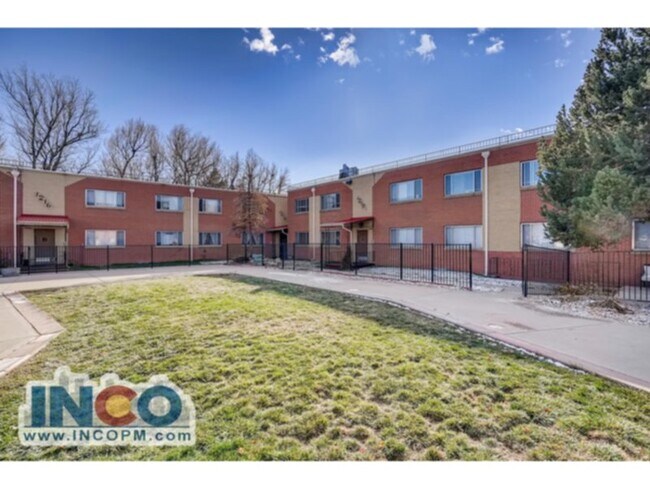 Building Photo - Lovely Two bedroom two bath in Lakewood!!