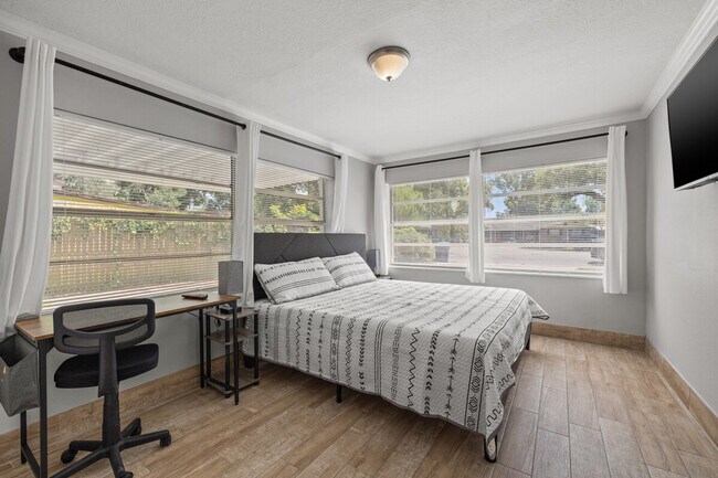 Building Photo - 4219 E Henry Ave