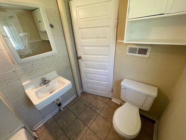 Building Photo - 2 bedroom 1 bathroom house with fenced yard available