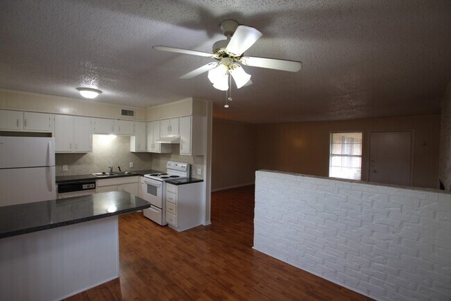 Building Photo - TOUR TODAY! Willow Park Town Homes- (Unit 20) 2 Bedroom Town house for Rent in Lindale!