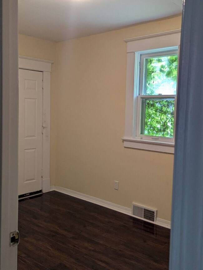 Building Photo - 5 Bedroom 2.5 Bath 3 Story House