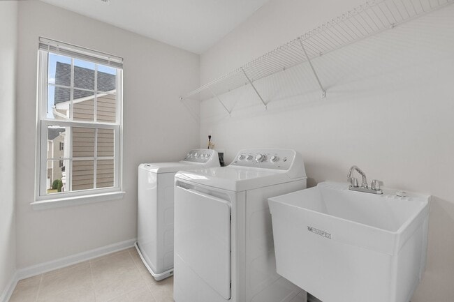 Building Photo - **End Unit 3/3 Townhome in Great Location**