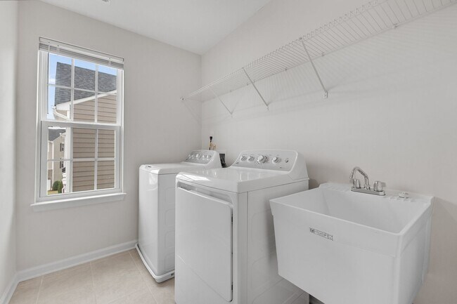 Building Photo - **End Unit 4/3.5 Townhome in Great Durham Location**