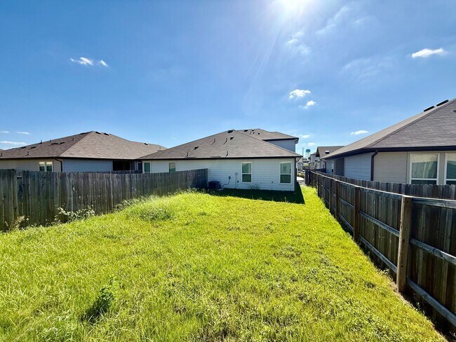 Building Photo - Want luxury living in the Far West ...Look no further...Amanda Park is it!