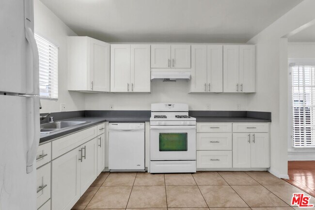 Building Photo - 419 N Van Ness Ave
