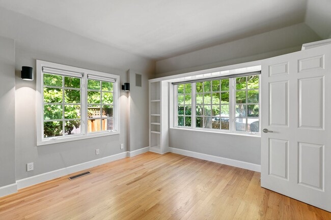 Building Photo - Contemporary Home in Desirable Community C...