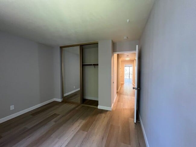 Building Photo - 3 Bed End Unit in Mt. View