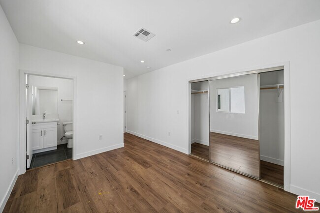 Building Photo - 6334 1/2-6332 Beck Ave