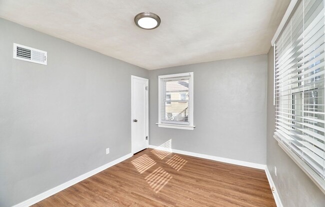 Building Photo - 8601 Belhaven Dr