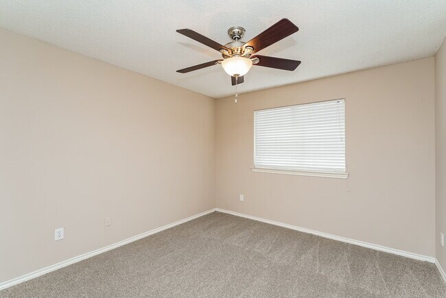 Building Photo - 952 Azalia Dr