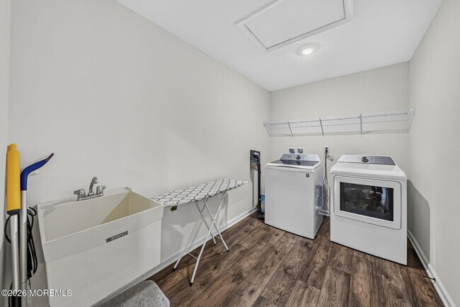 Building Photo - 319 Tulip Ct