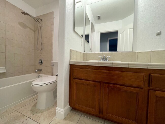 Building Photo - Freshly Updated & Move-In Ready