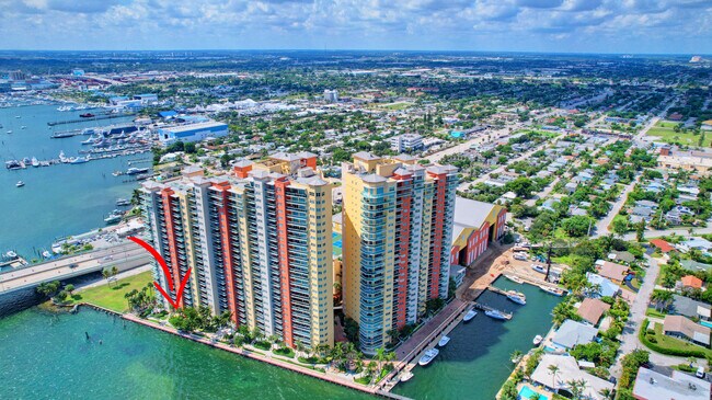 Building Photo - 2640 Lake Shore Dr