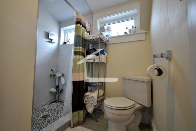 Building Photo - 10 Larose Pl
