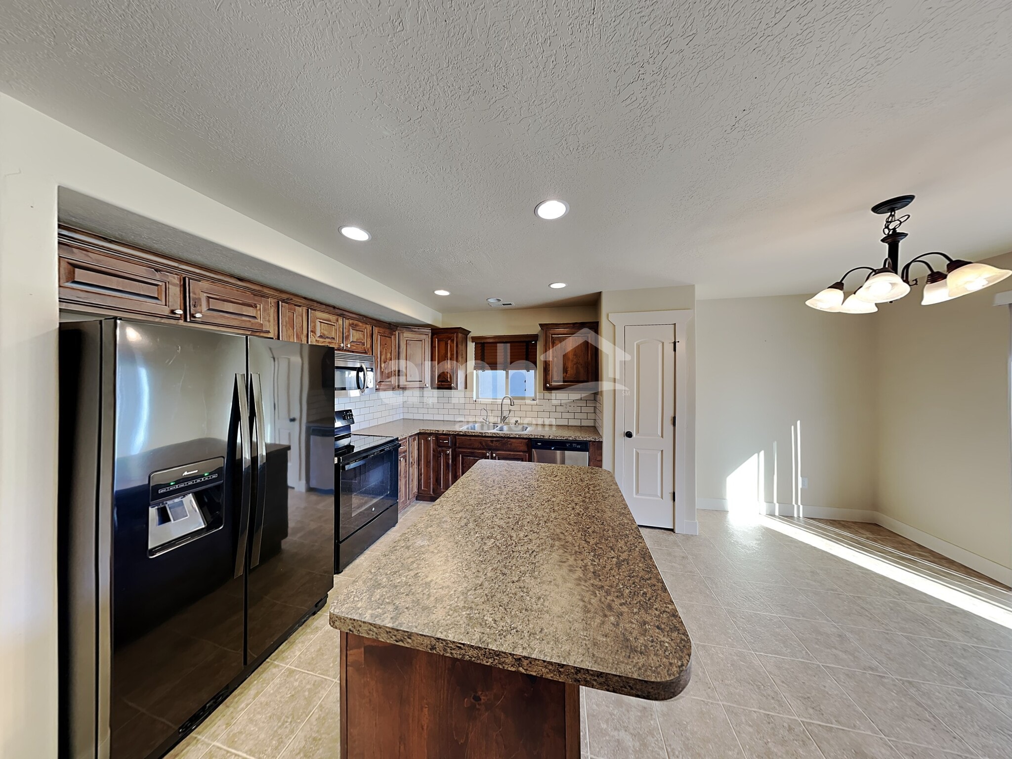 Building Photo - 1656 Arnold Dr