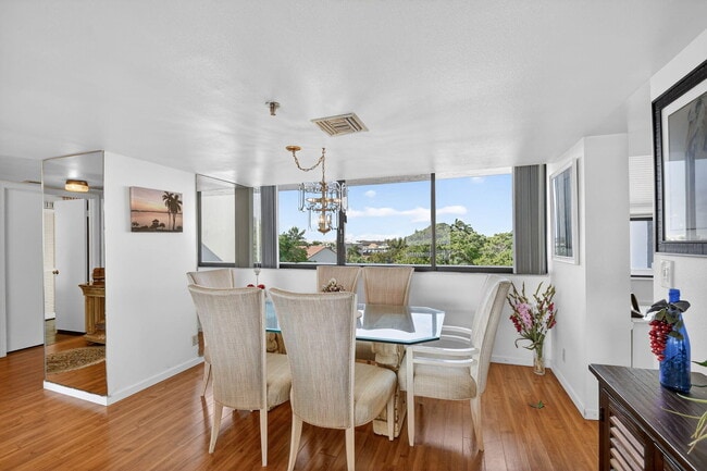 Building Photo - 8200 Lakeshore Dr