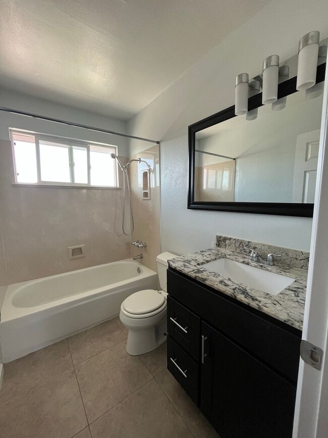 Building Photo - Spacious 3 Bedroom 1.5 Bath!!