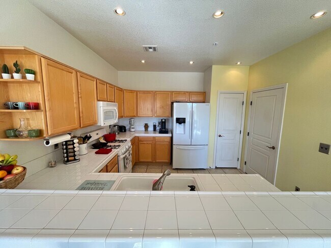 Building Photo - Summerlin Fully Furnished Condo on Golf Course!