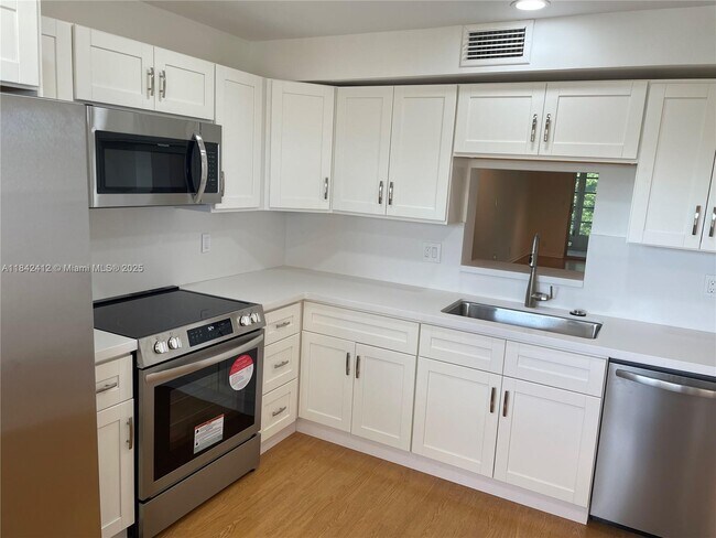 Building Photo - 2103 Lucaya Bend