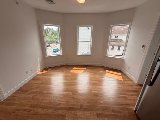 Building Photo - 33 Pleasant St