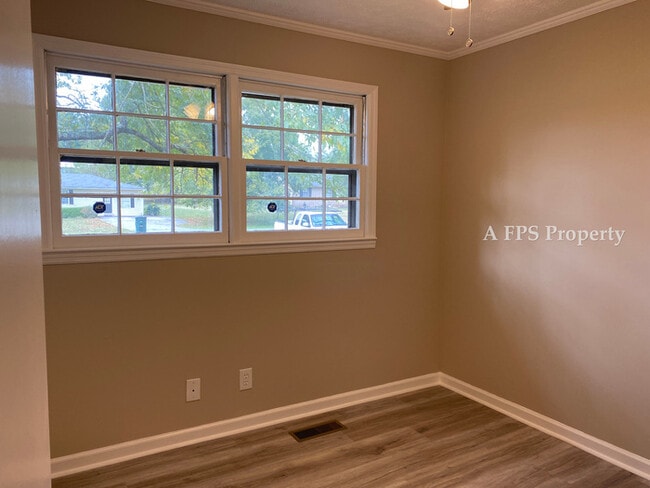 Building Photo - 194 Clairmount Dr SE