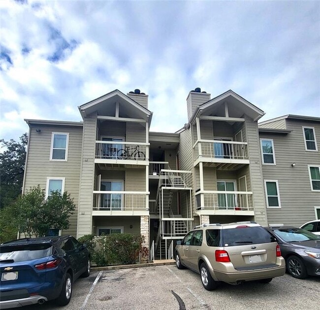 Building Photo - Hyde Park Oaks #201