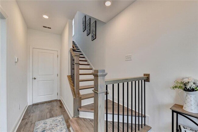 Building Photo - 522 Healy Dr