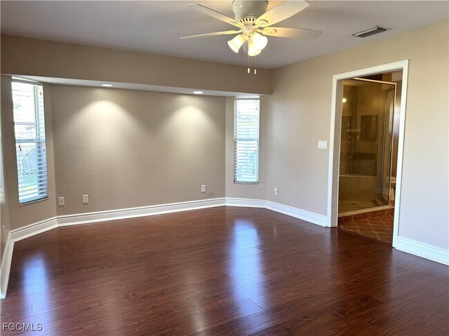 Building Photo - 2520 SW 11th Pl