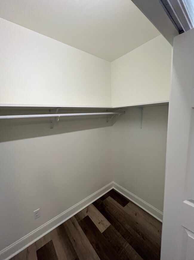 Building Photo - 930 Helios Ave