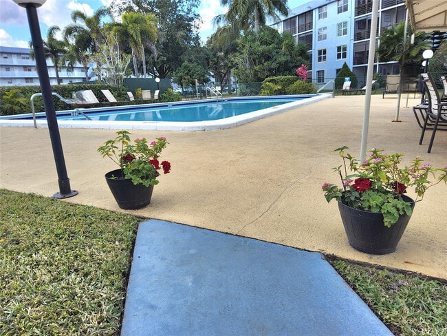 Building Photo - 112 Royal Pk Dr