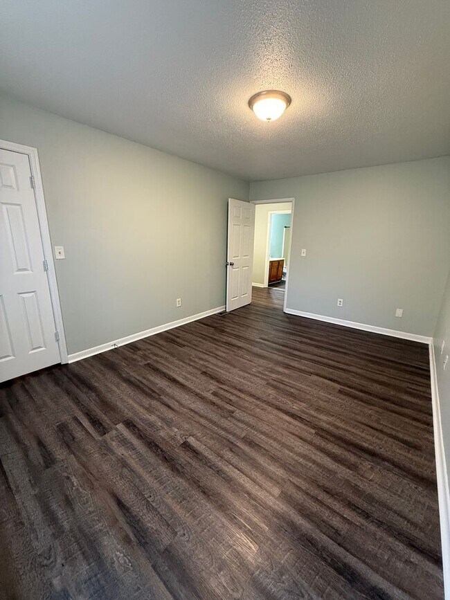Building Photo - Cozy 2 bedroom Townhouse Close to Downton