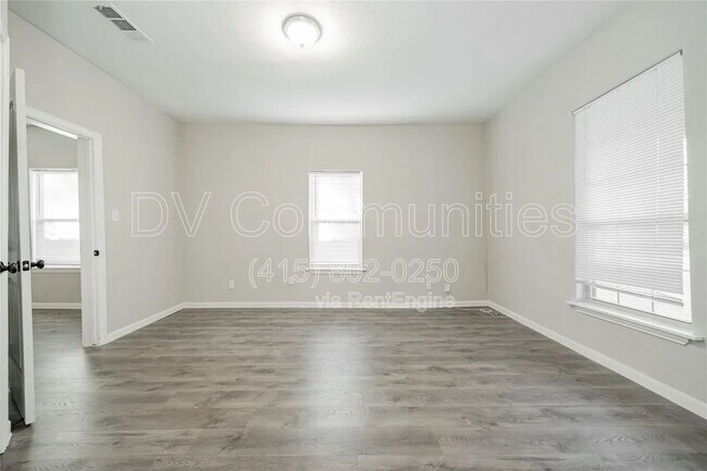 Building Photo - 606 E Brin St