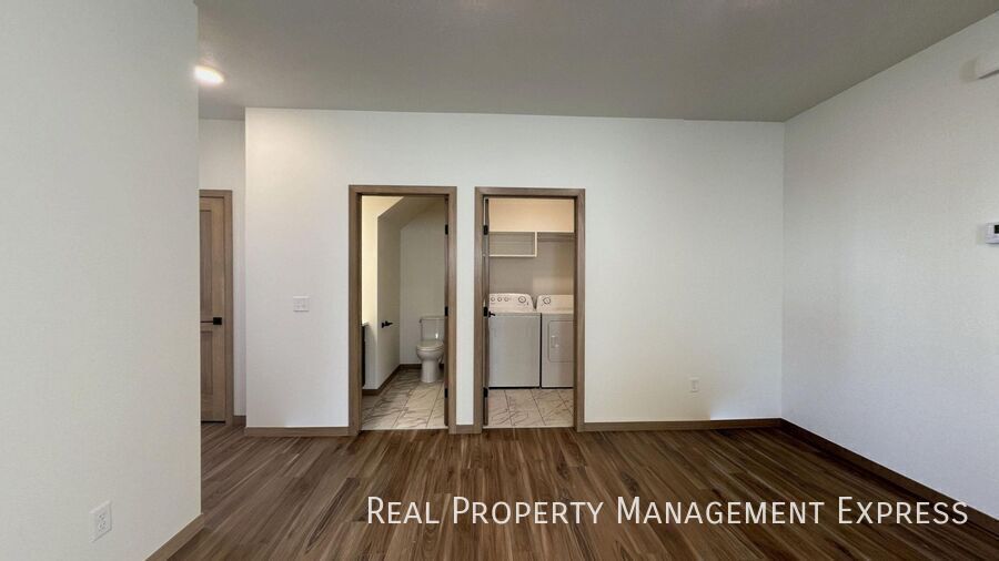 Building Photo - Modern 3 Bed, 2.5 Bath Townhome in West Sioux Falls