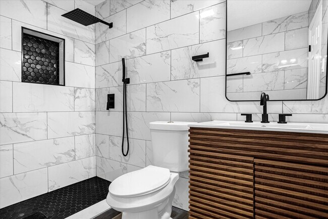 Building Photo - 812 W Miller St