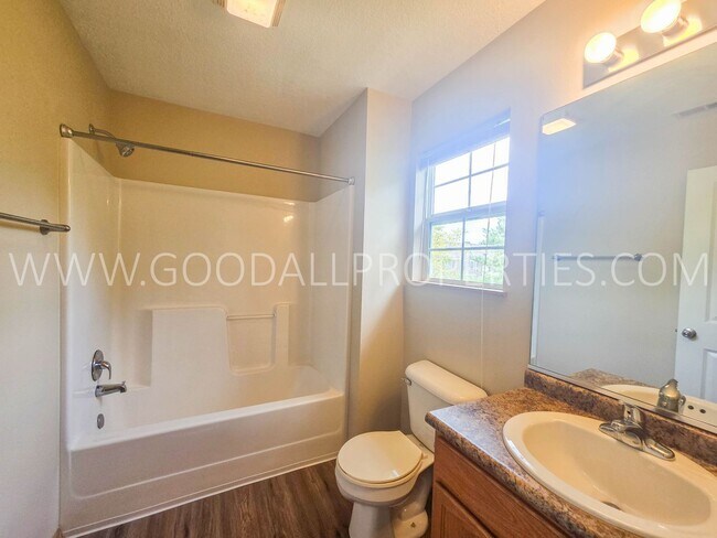 Building Photo - 2-Bedroom, 2.5-Bath Urbandale Townhome with Attached 2-Car Garage