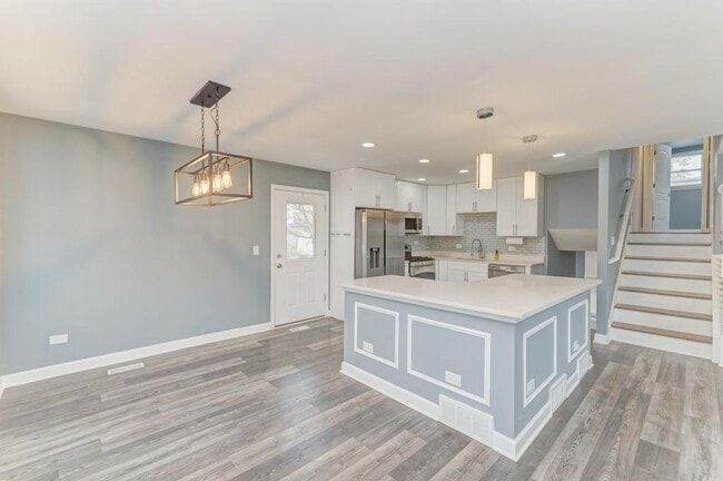 Building Photo - 585 Cambridge Way