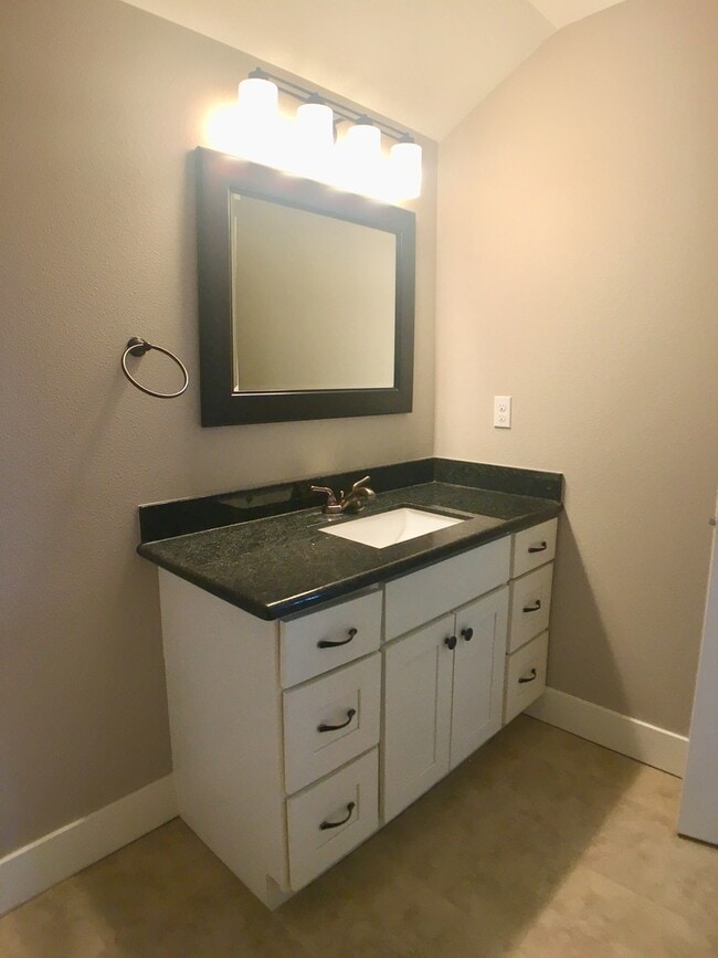 Building Photo - Spacious 3br/3.5ba House with Garage & AC in South Tabor Neighborhood