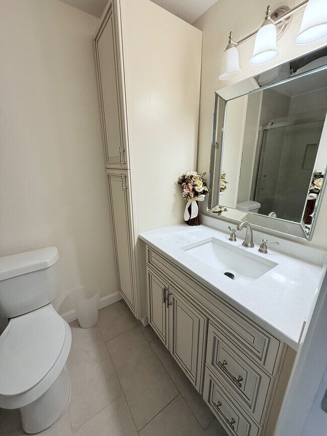 Building Photo - Beautifully Updated & Furnished 2-Bed/2-Ba...