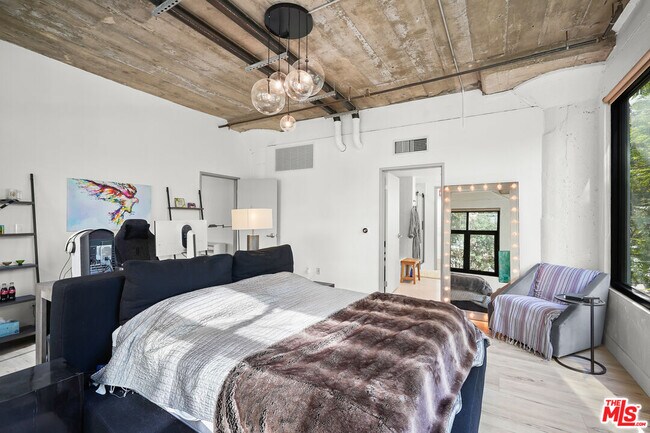 Building Photo - 1100 S Grand Ave