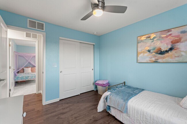 Building Photo - Modern Living. Unforgettable Views 5 bedroom / 5 bathrooms in the desirable Candelas community