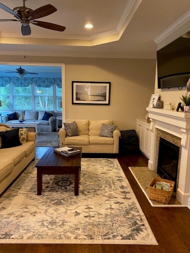 Building Photo - Amazing Furnished Town Home in Brunswick F...