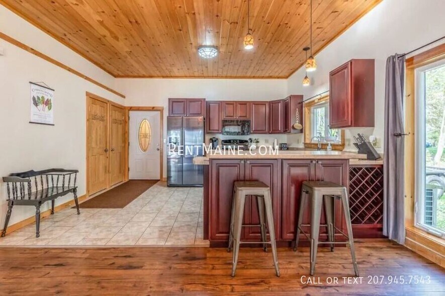 Building Photo - 10 Sand Beach Ln