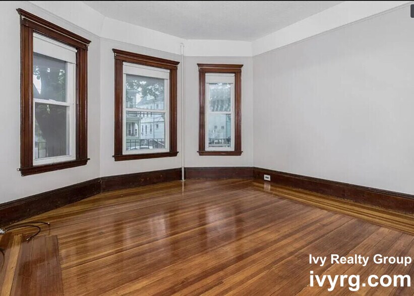 Building Photo - 46 Paulina St