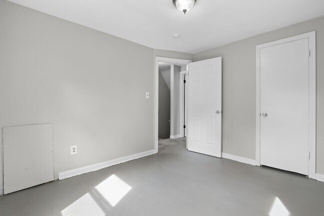 Building Photo - 2801-2803-2803 Vanderberg Ave