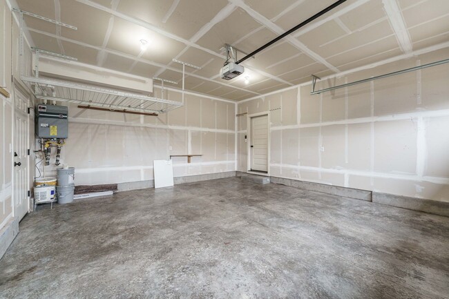 Building Photo - Stunning Salmon Creek Gem for Rent! - 3 Be...