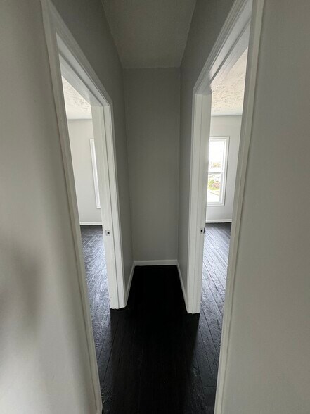 Building Photo - 3860 E 72nd St