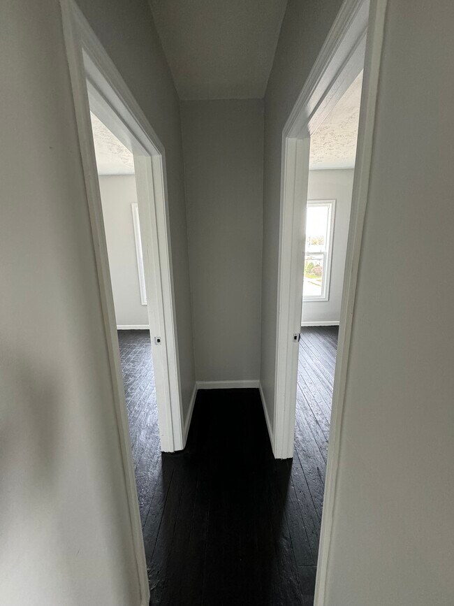 Building Photo - 3860 E 72nd St