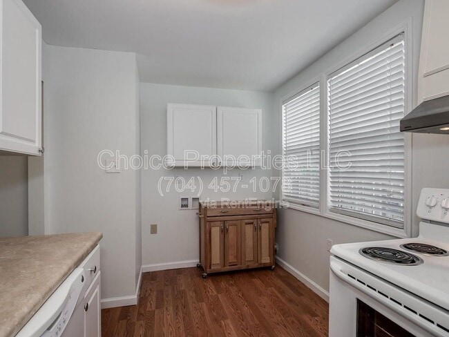 Building Photo - 5111 Valley Stream Rd