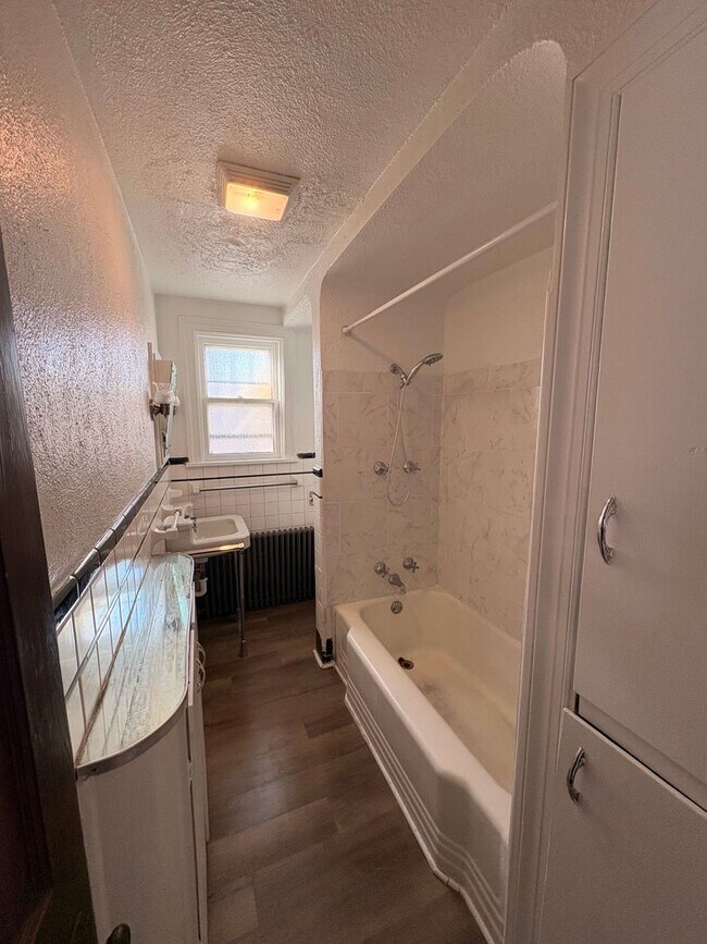 Building Photo - 1st Floor, 1-2 Bedroom Apartment with Yard in York City SD