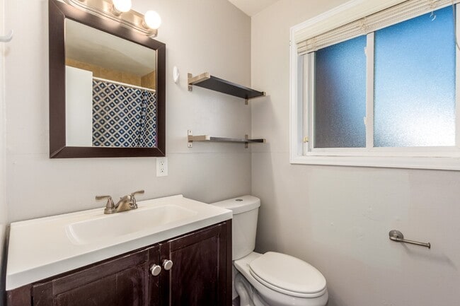 Building Photo - Charming Upper Unit Duplex in the Heart of Englewood!